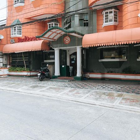 Отель Reddoorz Near East Avenue Medical Center Кесон-Сити Экстерьер фото