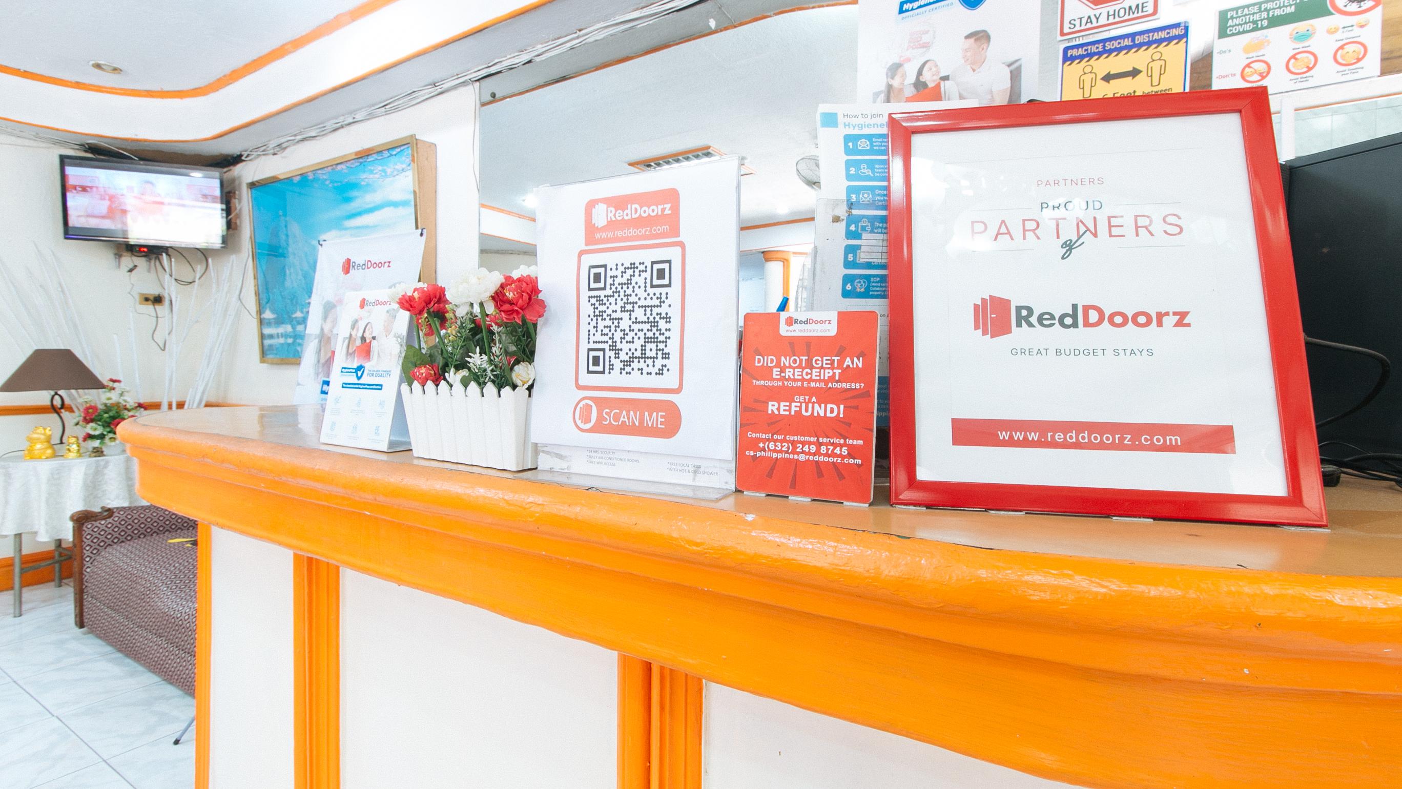 Отель Reddoorz Near East Avenue Medical Center Кесон-Сити Экстерьер фото