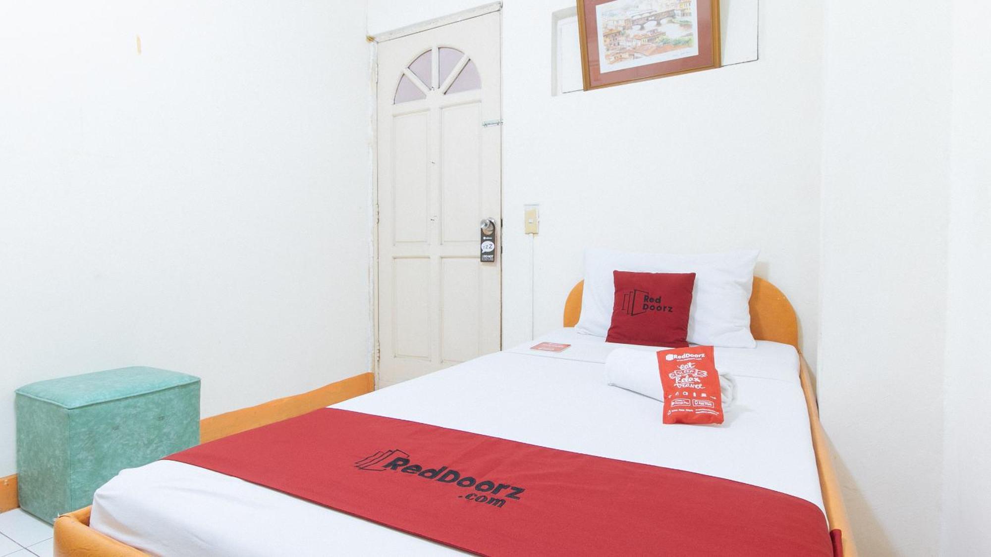 Отель Reddoorz Near East Avenue Medical Center Кесон-Сити Экстерьер фото