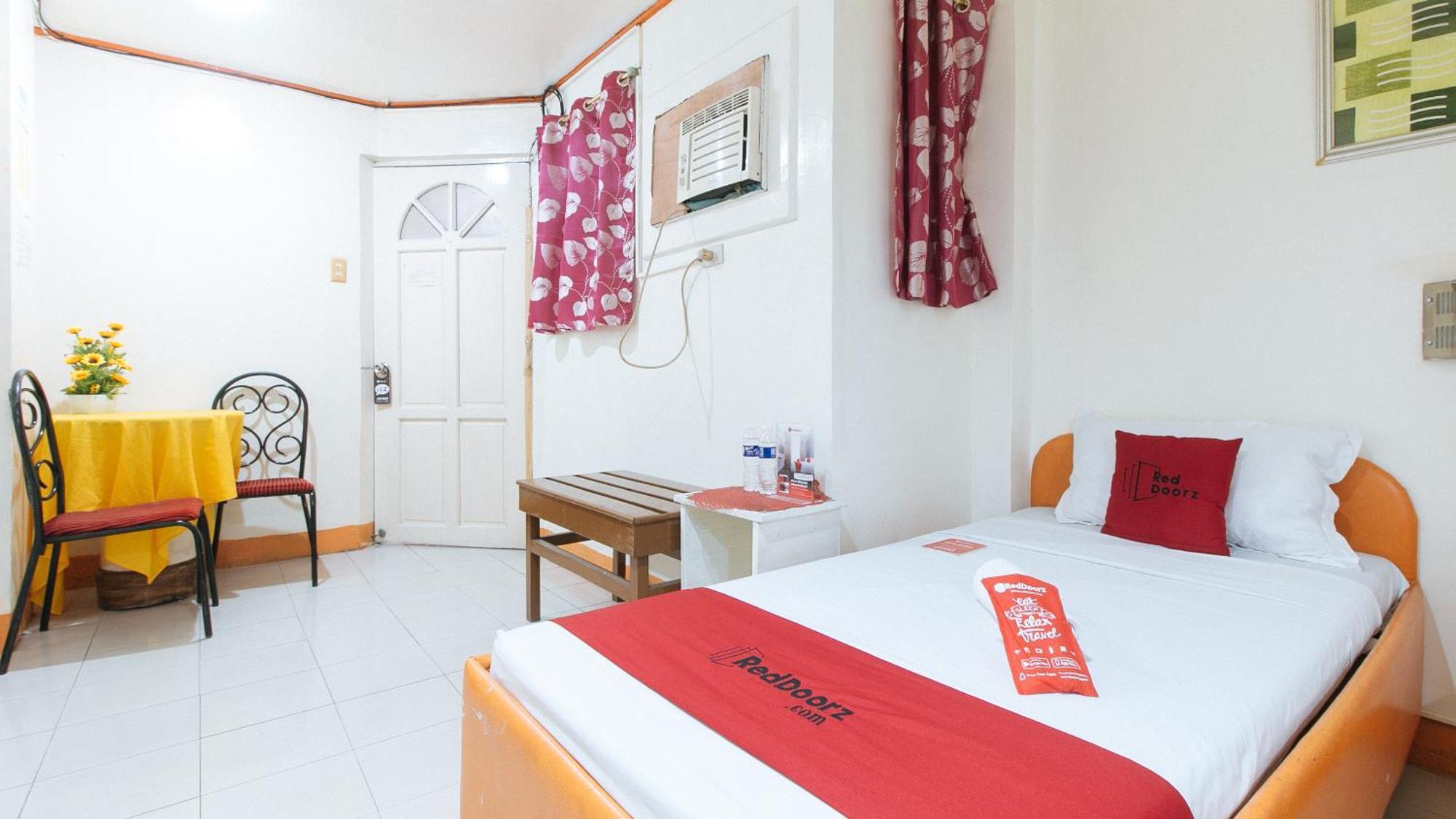 Отель Reddoorz Near East Avenue Medical Center Кесон-Сити Экстерьер фото