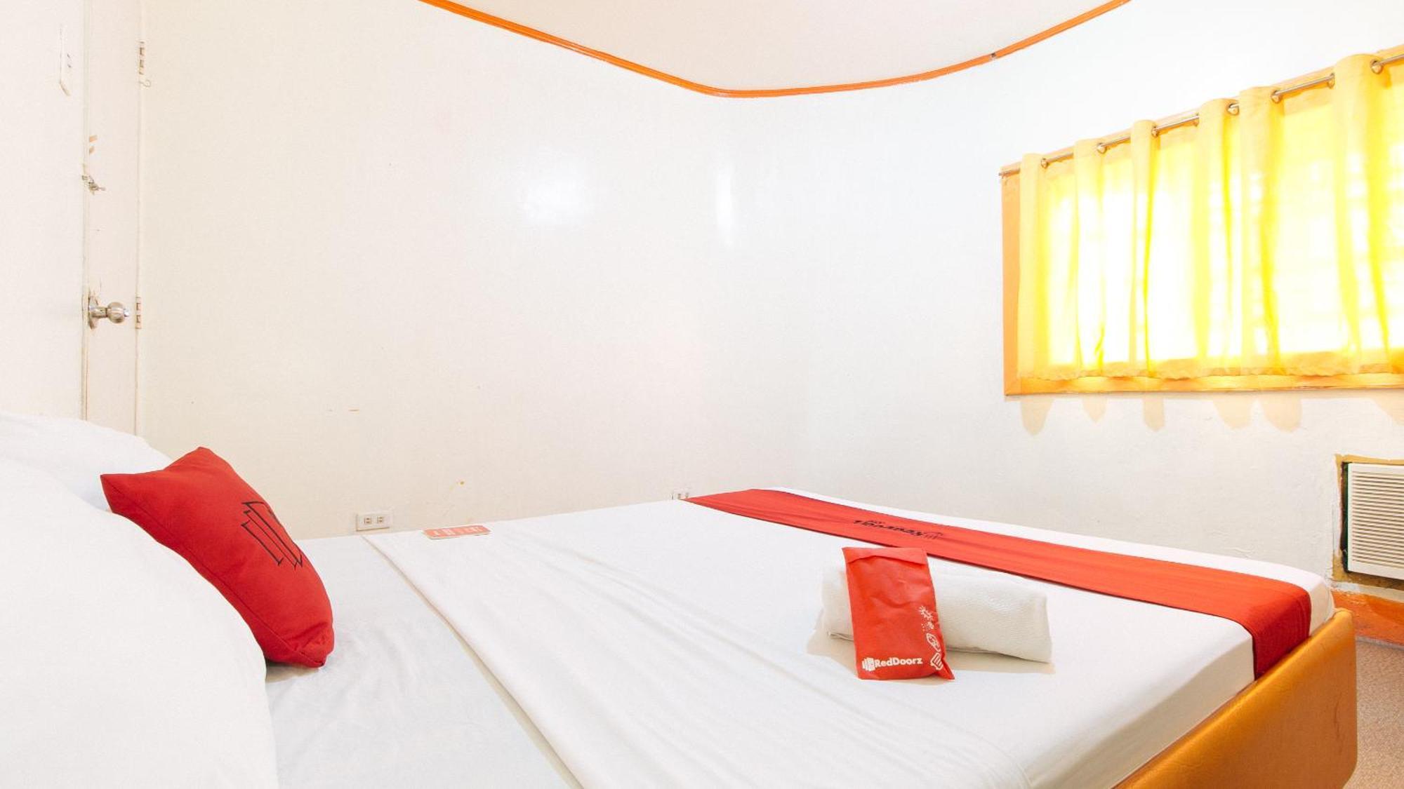 Отель Reddoorz Near East Avenue Medical Center Кесон-Сити Экстерьер фото