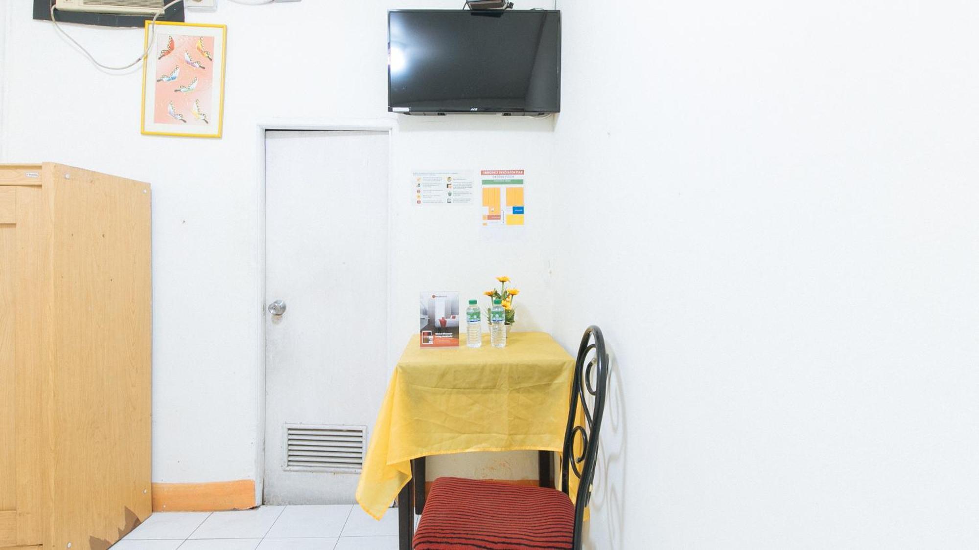 Отель Reddoorz Near East Avenue Medical Center Кесон-Сити Экстерьер фото