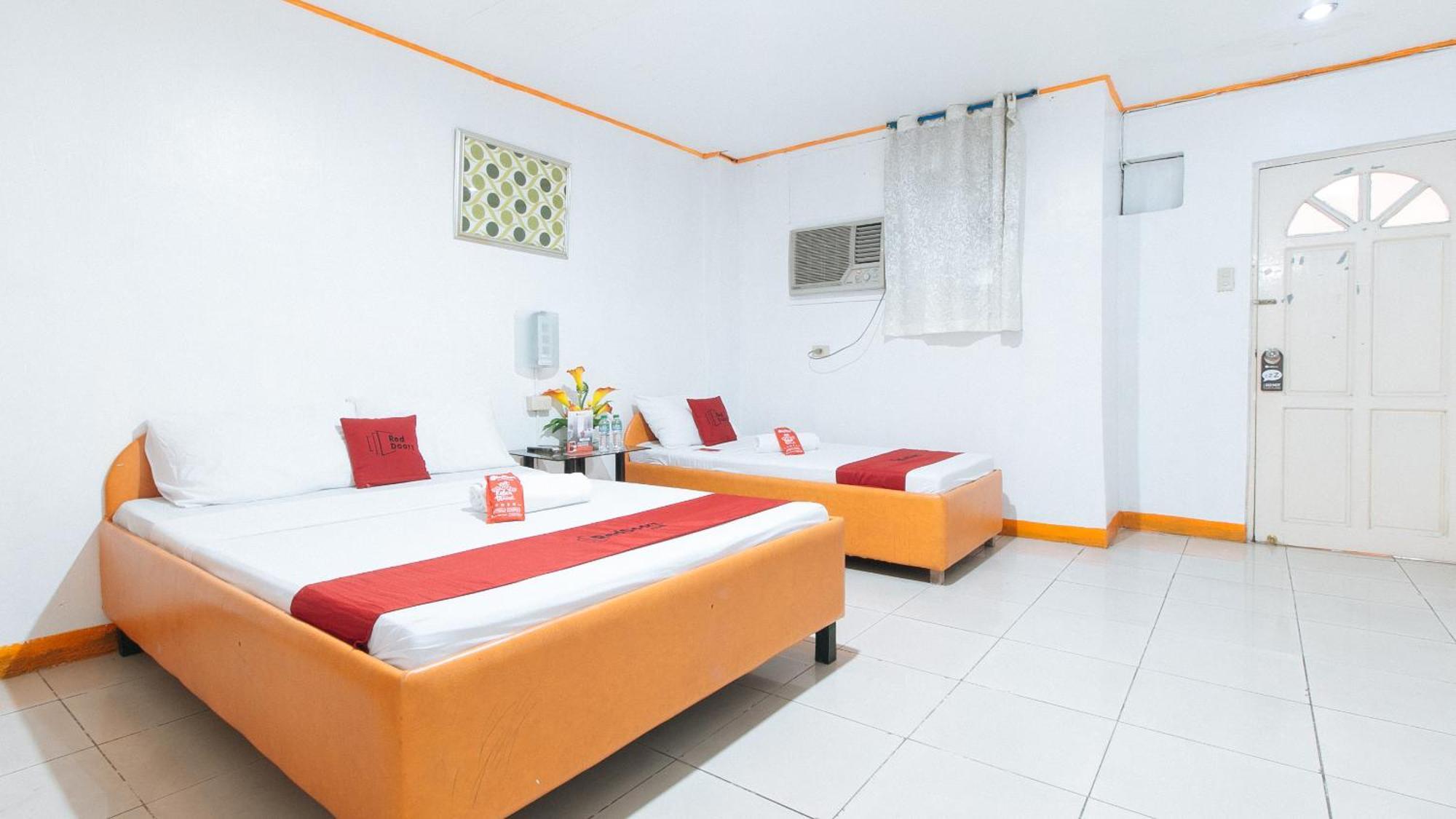 Отель Reddoorz Near East Avenue Medical Center Кесон-Сити Экстерьер фото