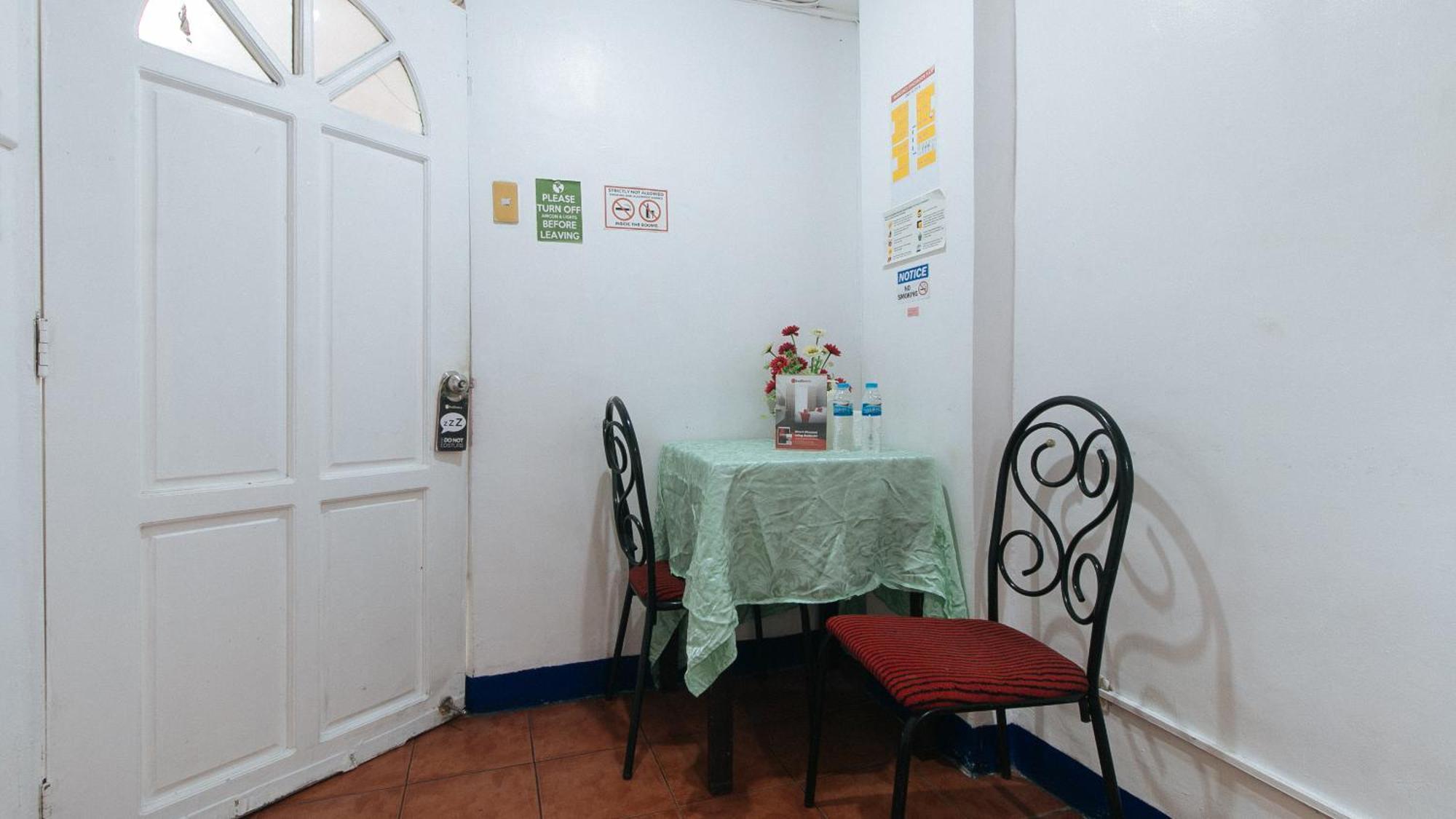 Отель Reddoorz Near East Avenue Medical Center Кесон-Сити Экстерьер фото