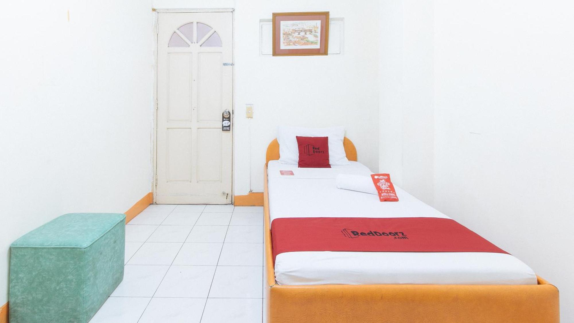 Отель Reddoorz Near East Avenue Medical Center Кесон-Сити Экстерьер фото