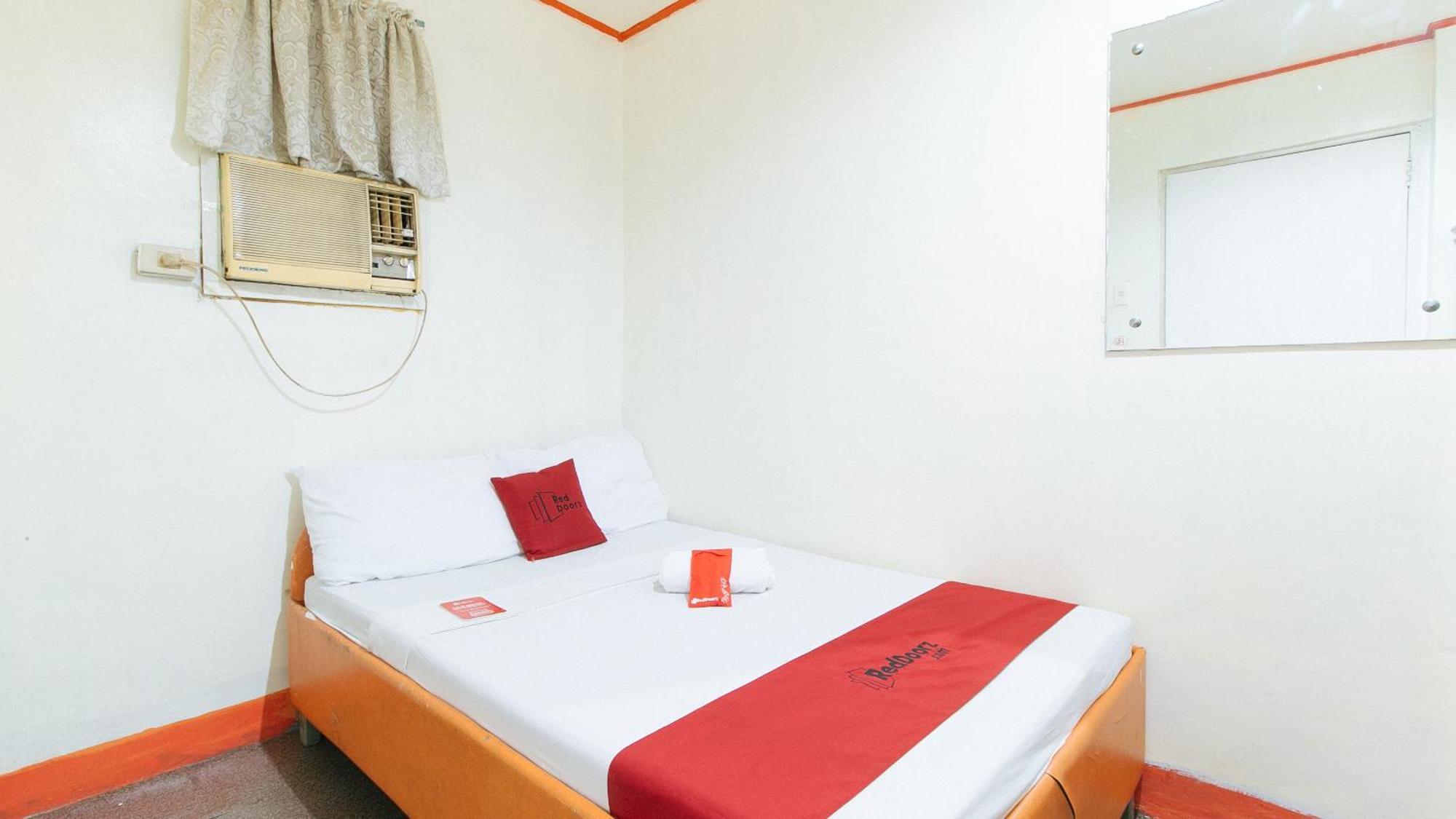 Отель Reddoorz Near East Avenue Medical Center Кесон-Сити Экстерьер фото