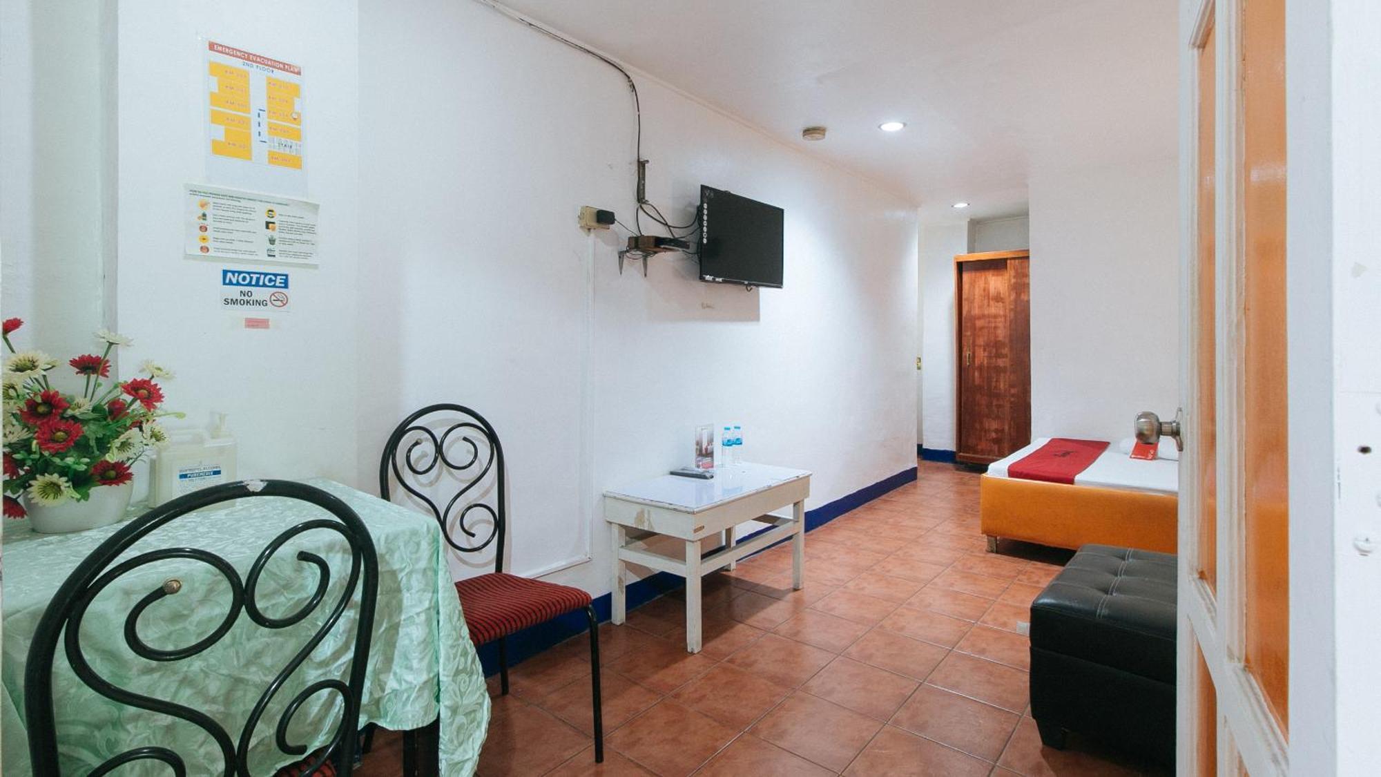 Отель Reddoorz Near East Avenue Medical Center Кесон-Сити Экстерьер фото