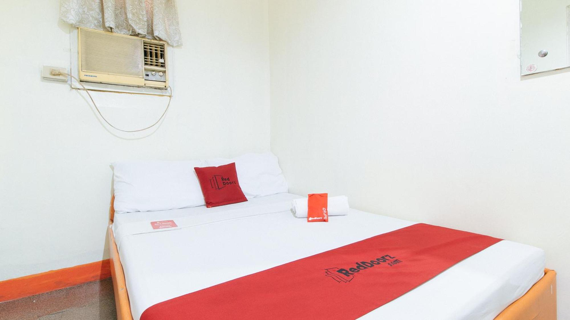 Отель Reddoorz Near East Avenue Medical Center Кесон-Сити Экстерьер фото