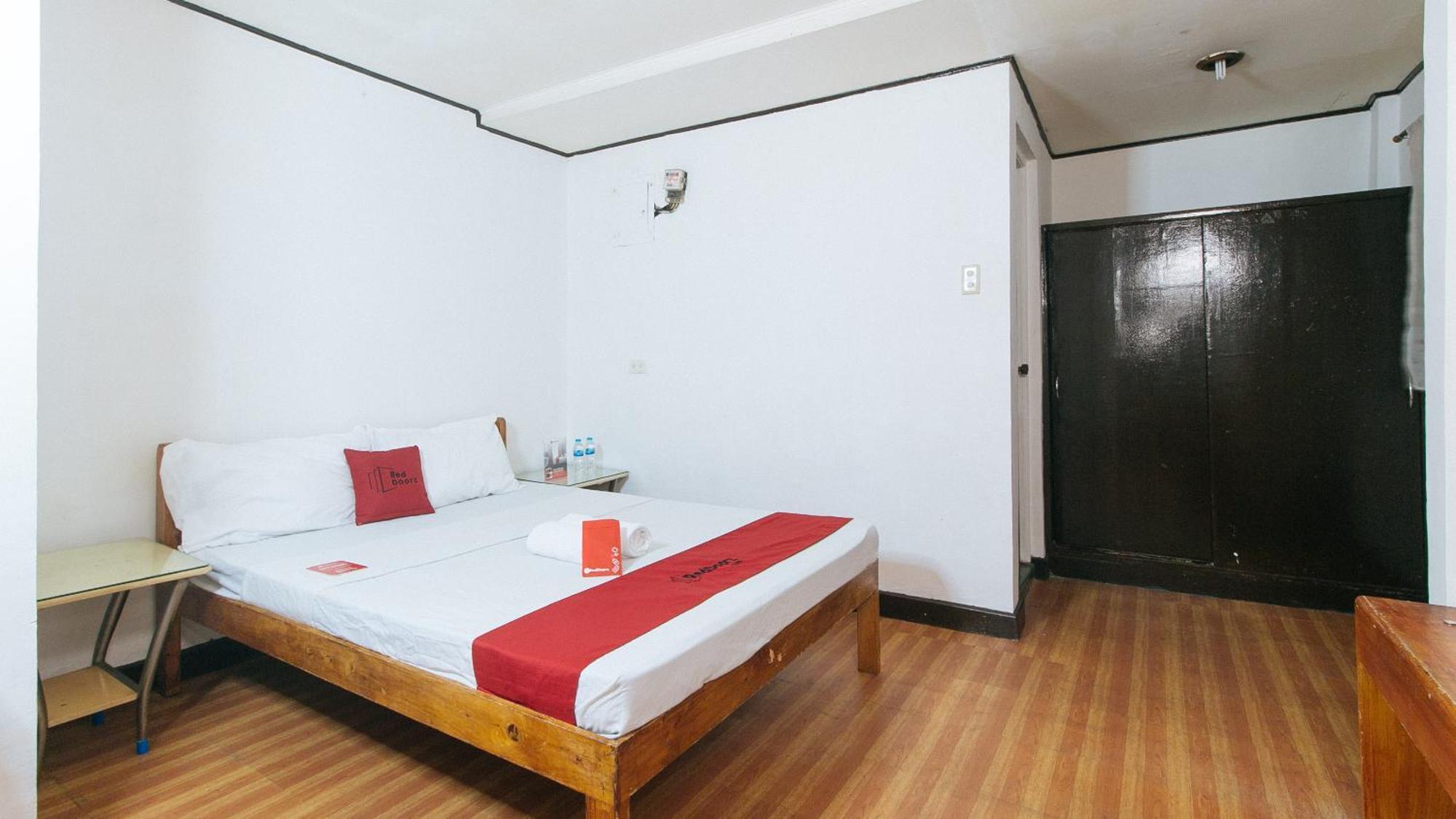 Отель Reddoorz Near East Avenue Medical Center Кесон-Сити Экстерьер фото