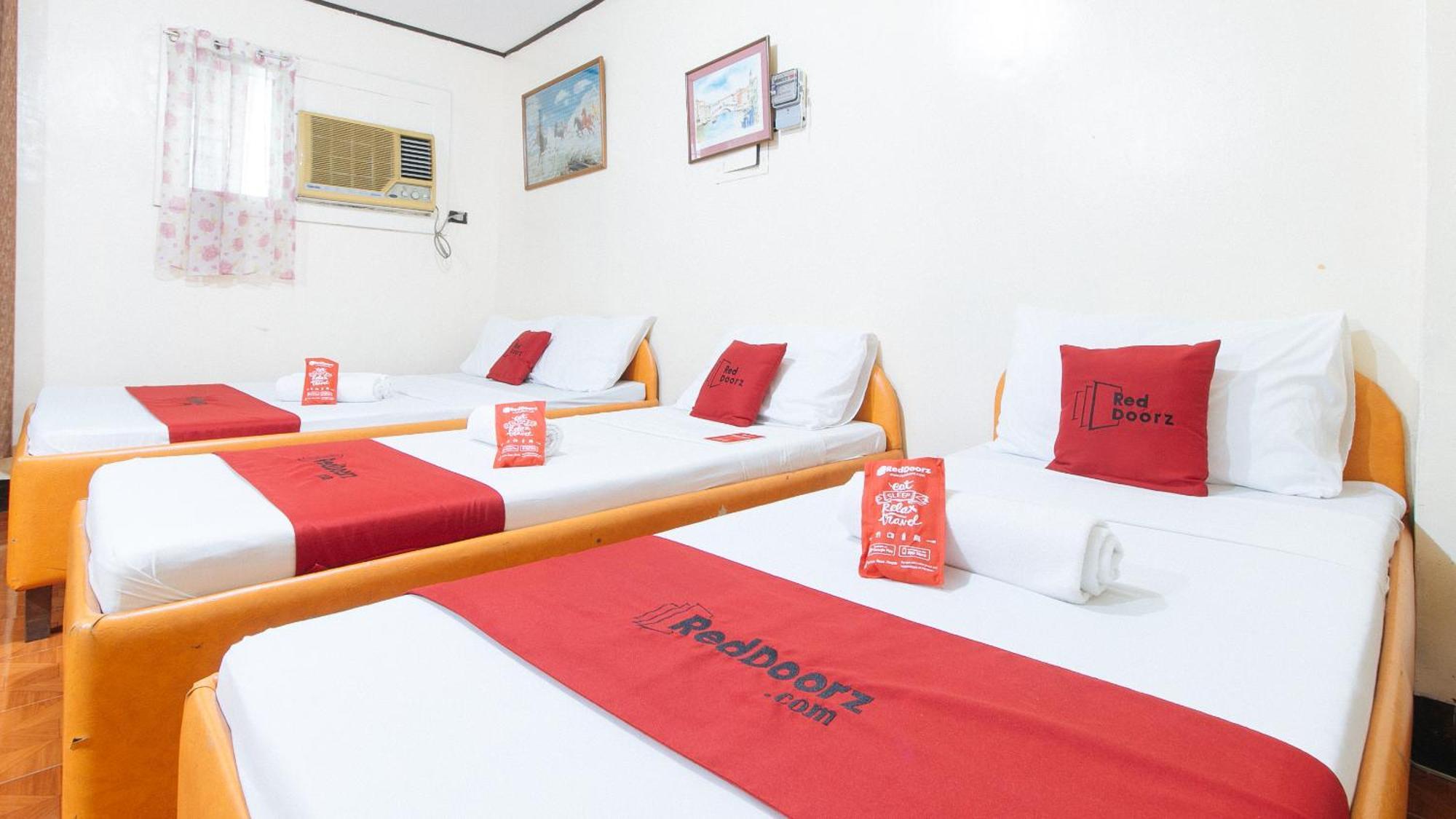 Отель Reddoorz Near East Avenue Medical Center Кесон-Сити Экстерьер фото