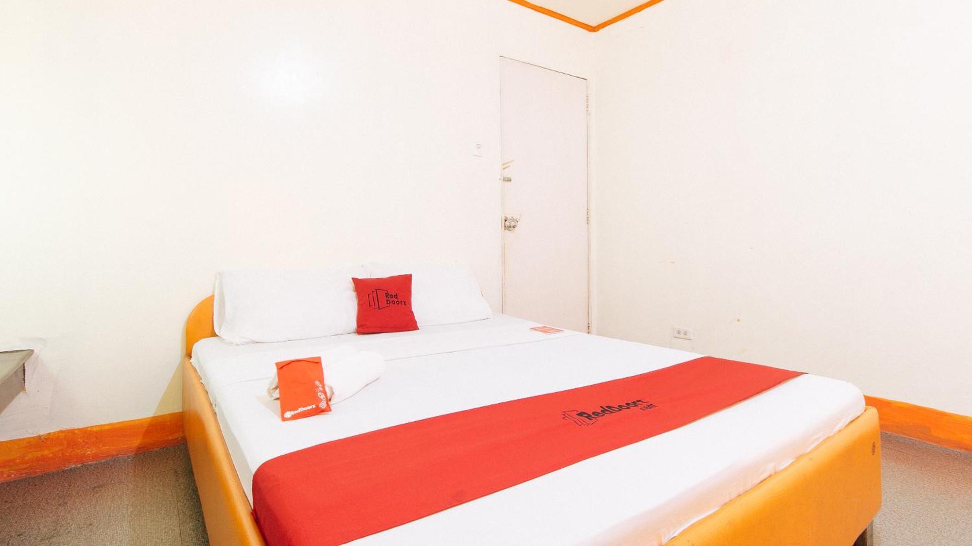 Отель Reddoorz Near East Avenue Medical Center Кесон-Сити Экстерьер фото