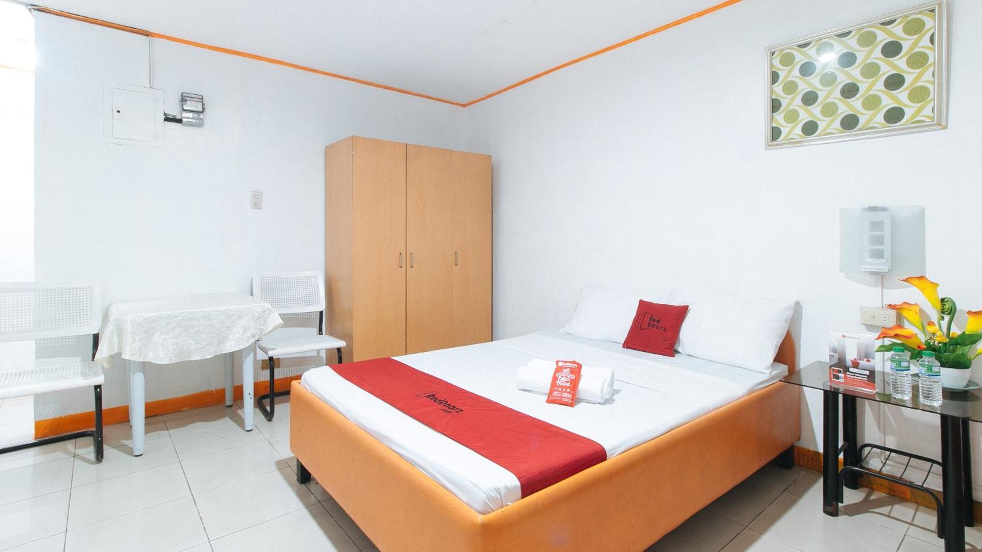 Отель Reddoorz Near East Avenue Medical Center Кесон-Сити Экстерьер фото