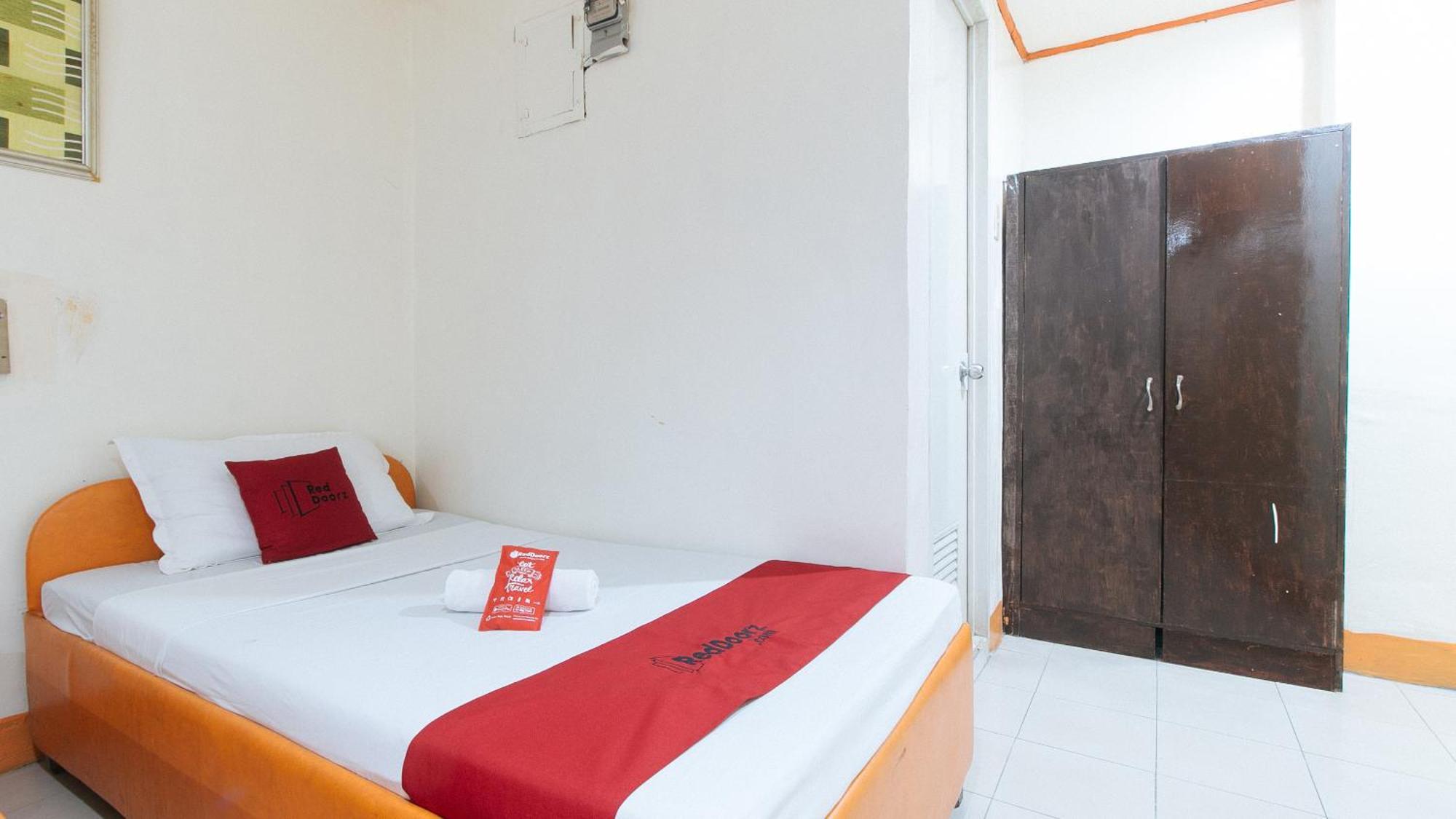 Отель Reddoorz Near East Avenue Medical Center Кесон-Сити Экстерьер фото