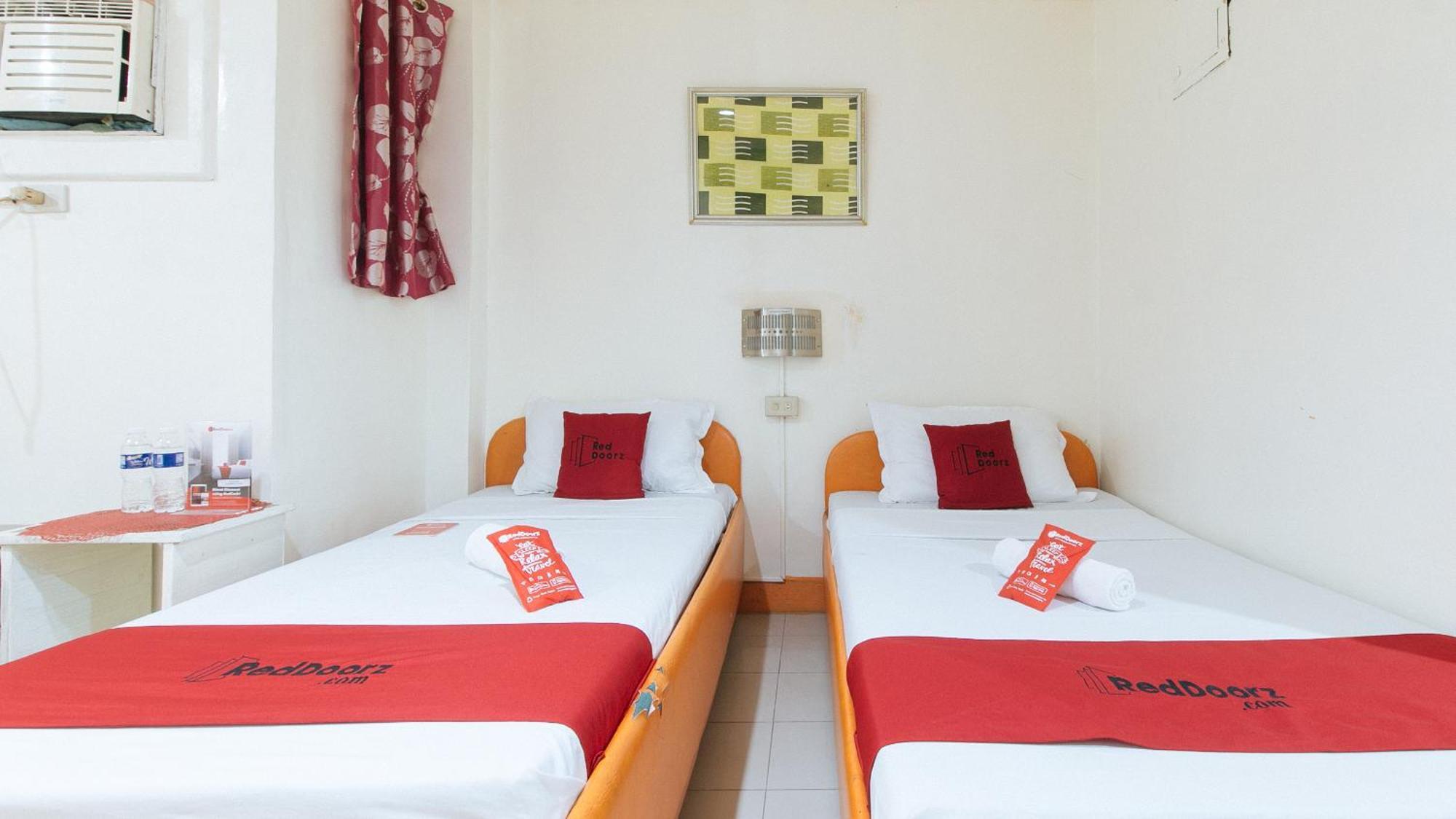 Отель Reddoorz Near East Avenue Medical Center Кесон-Сити Экстерьер фото
