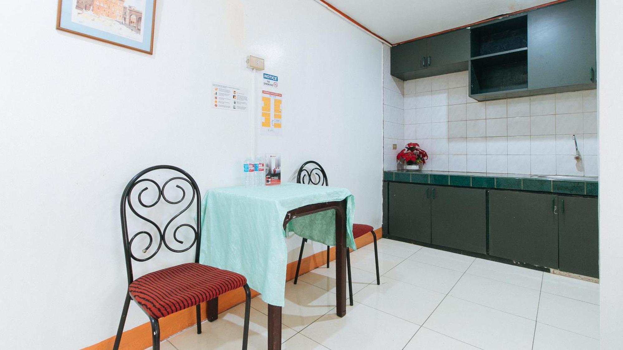 Отель Reddoorz Near East Avenue Medical Center Кесон-Сити Экстерьер фото
