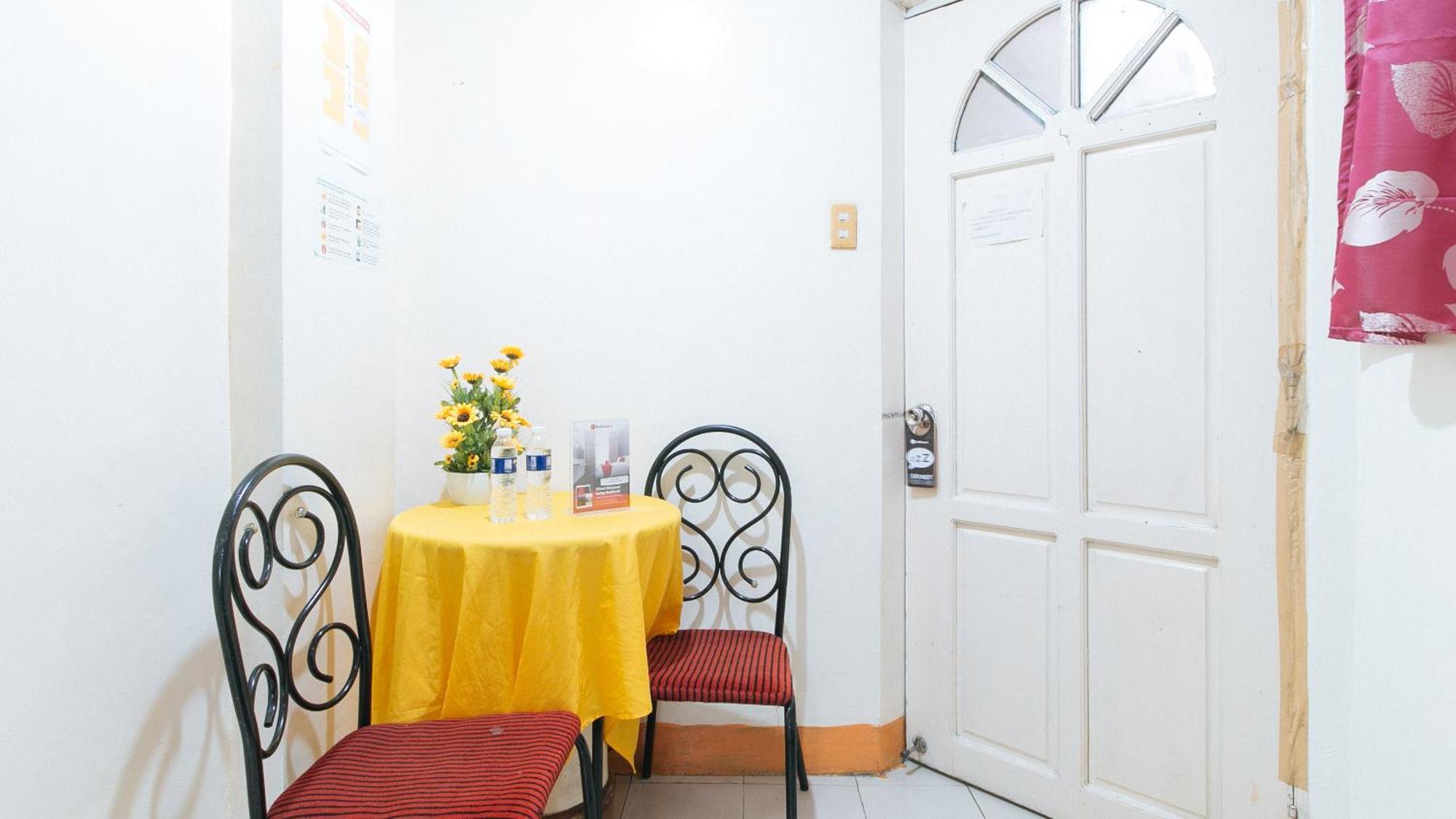 Отель Reddoorz Near East Avenue Medical Center Кесон-Сити Экстерьер фото