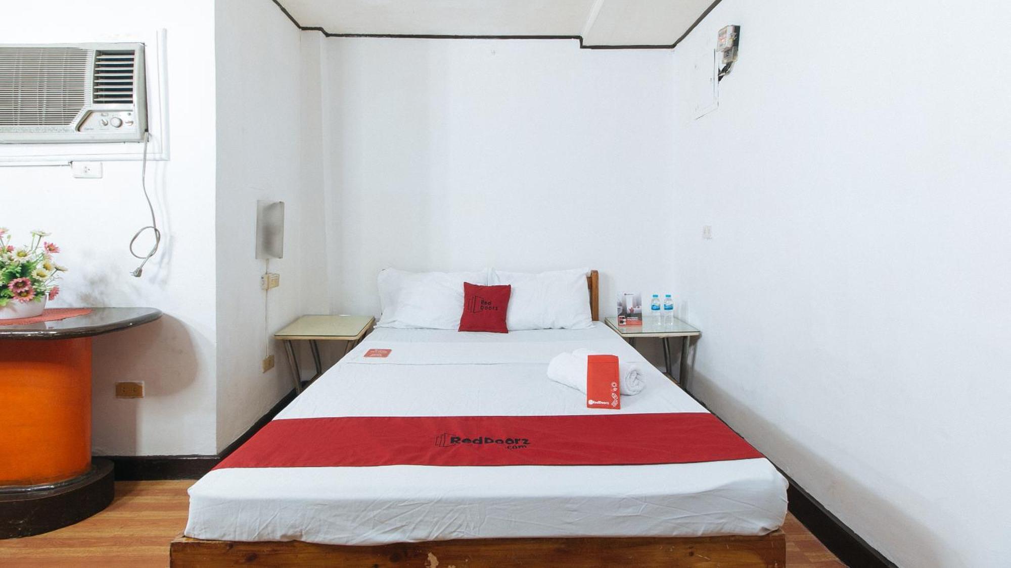 Отель Reddoorz Near East Avenue Medical Center Кесон-Сити Экстерьер фото