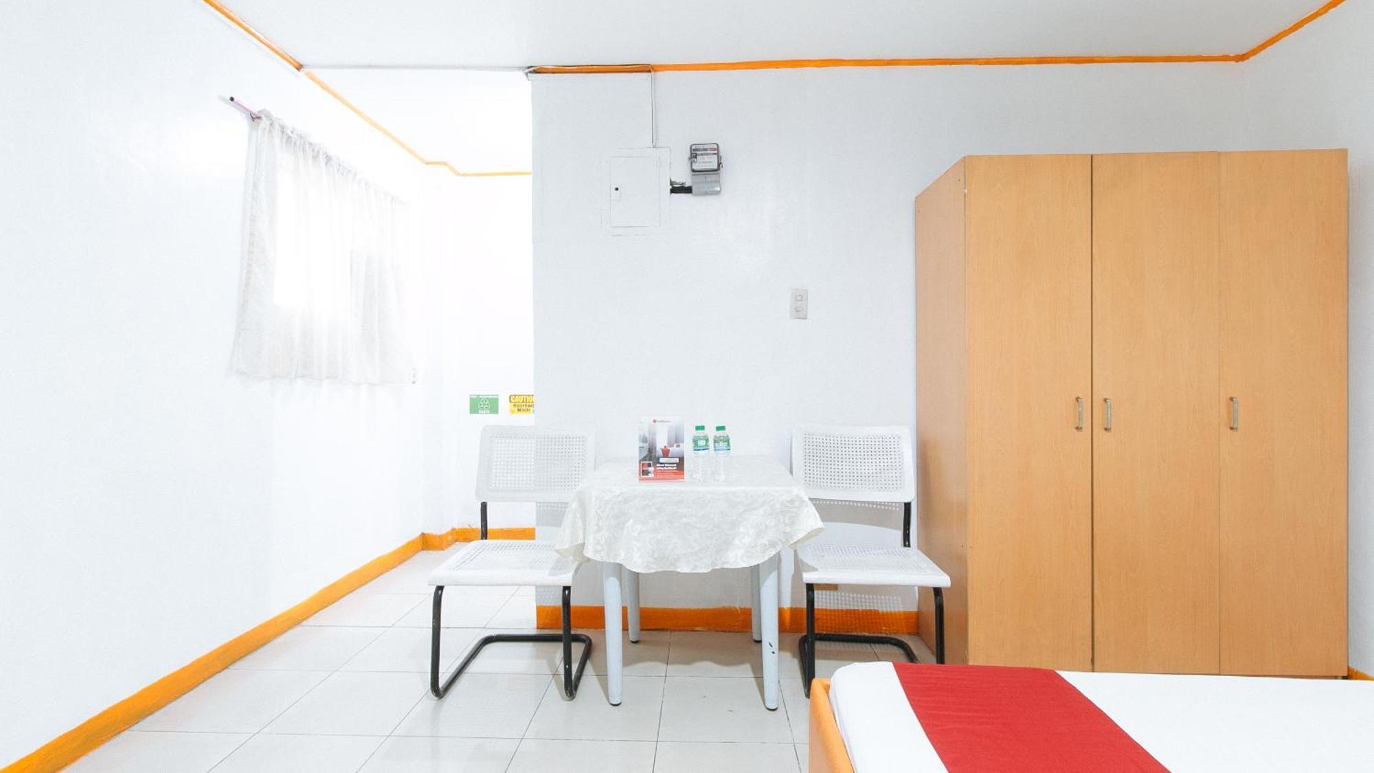 Отель Reddoorz Near East Avenue Medical Center Кесон-Сити Экстерьер фото