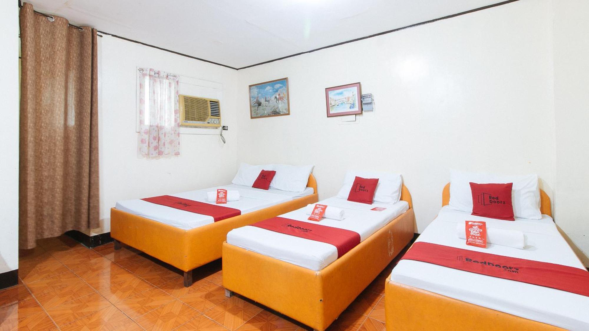 Отель Reddoorz Near East Avenue Medical Center Кесон-Сити Экстерьер фото