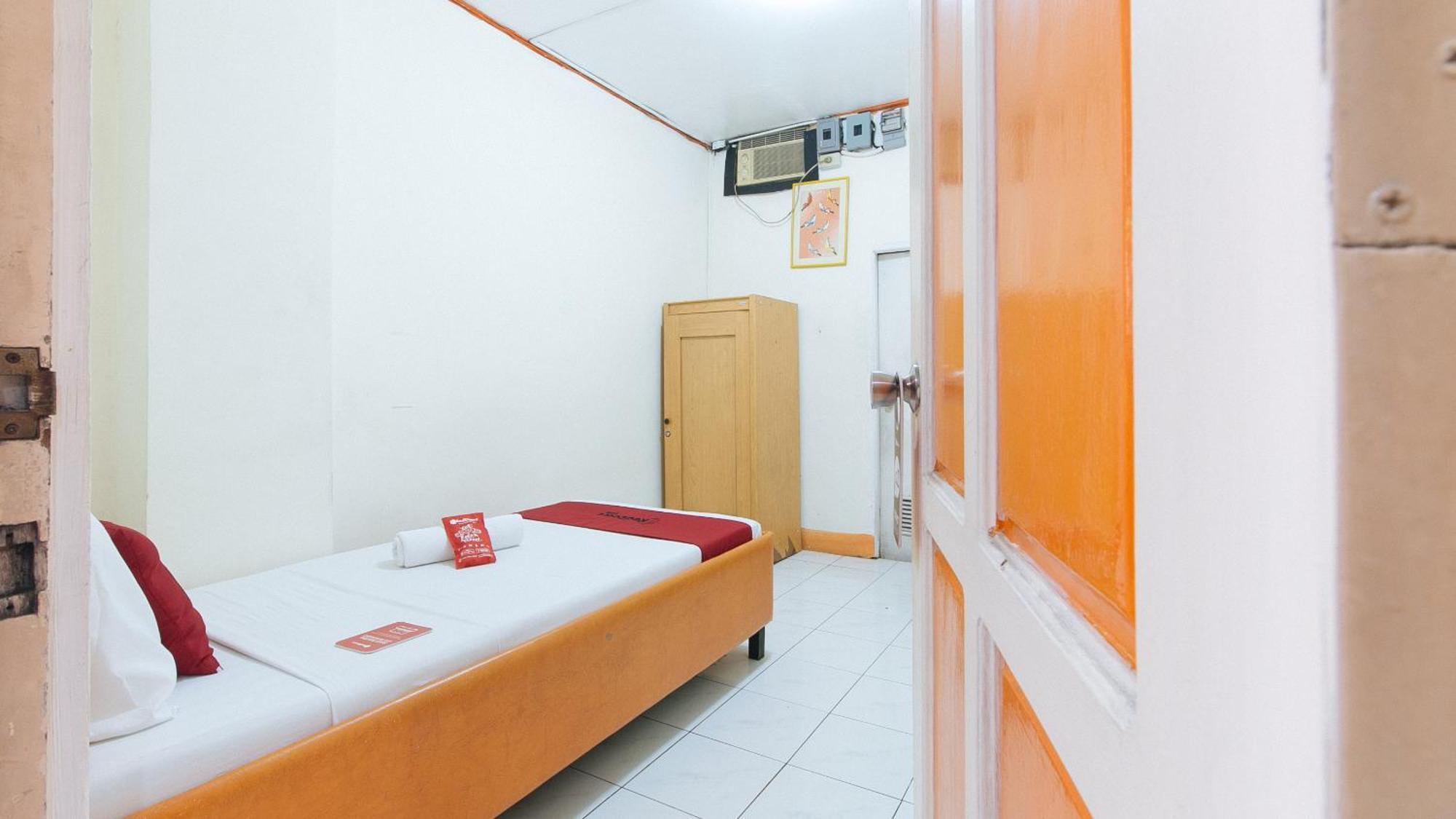 Отель Reddoorz Near East Avenue Medical Center Кесон-Сити Экстерьер фото