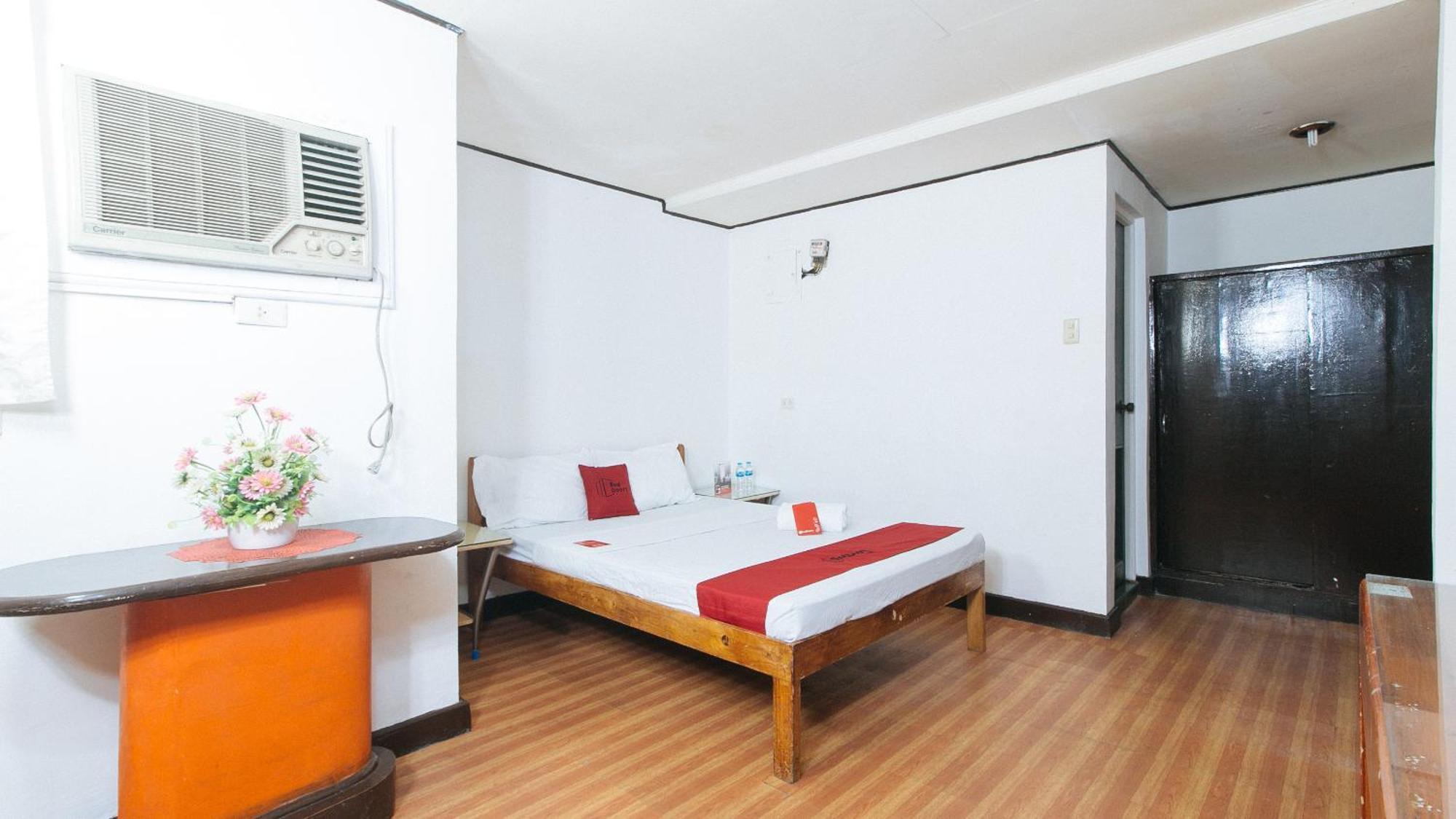 Отель Reddoorz Near East Avenue Medical Center Кесон-Сити Экстерьер фото