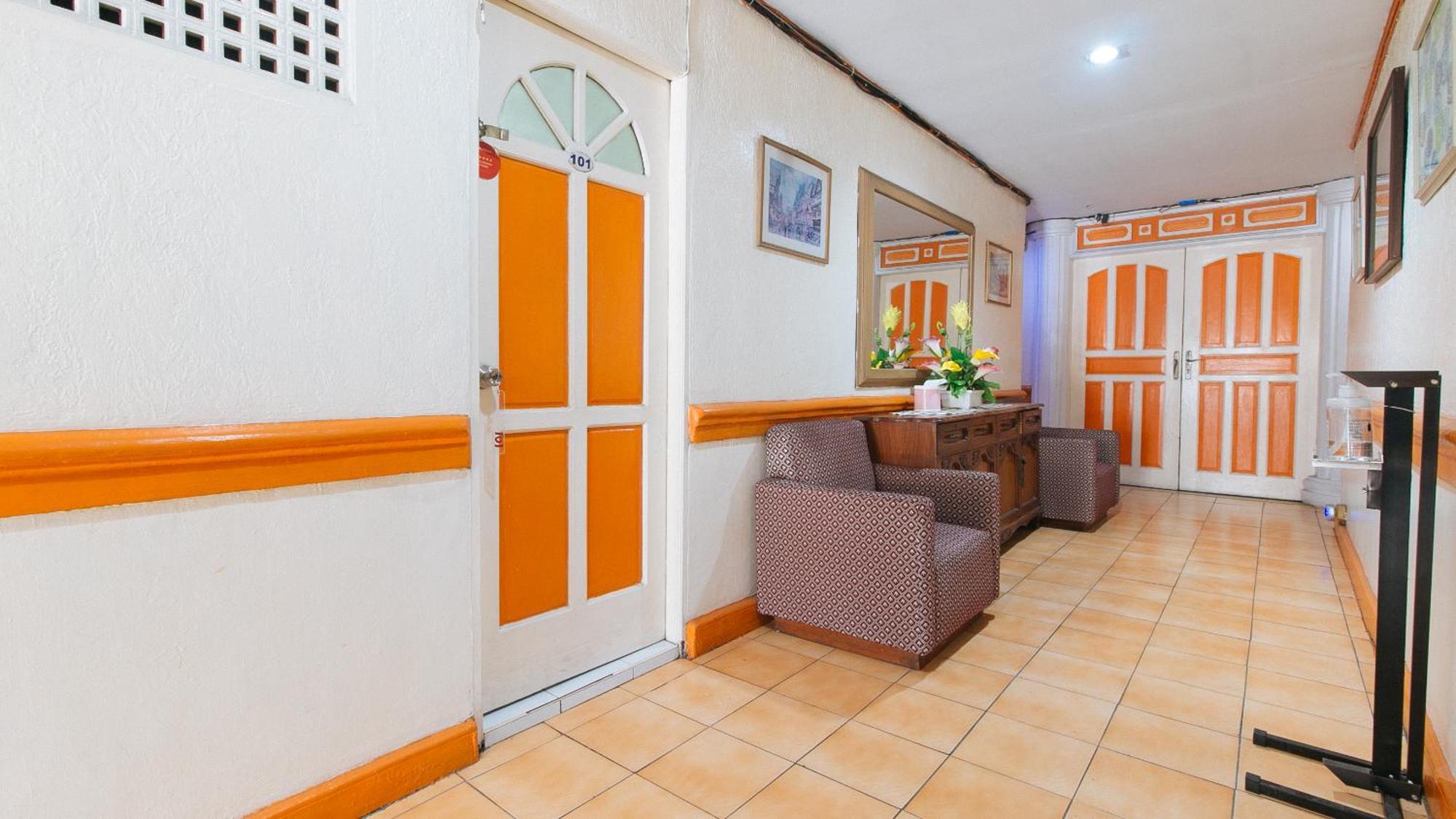 Отель Reddoorz Near East Avenue Medical Center Кесон-Сити Экстерьер фото
