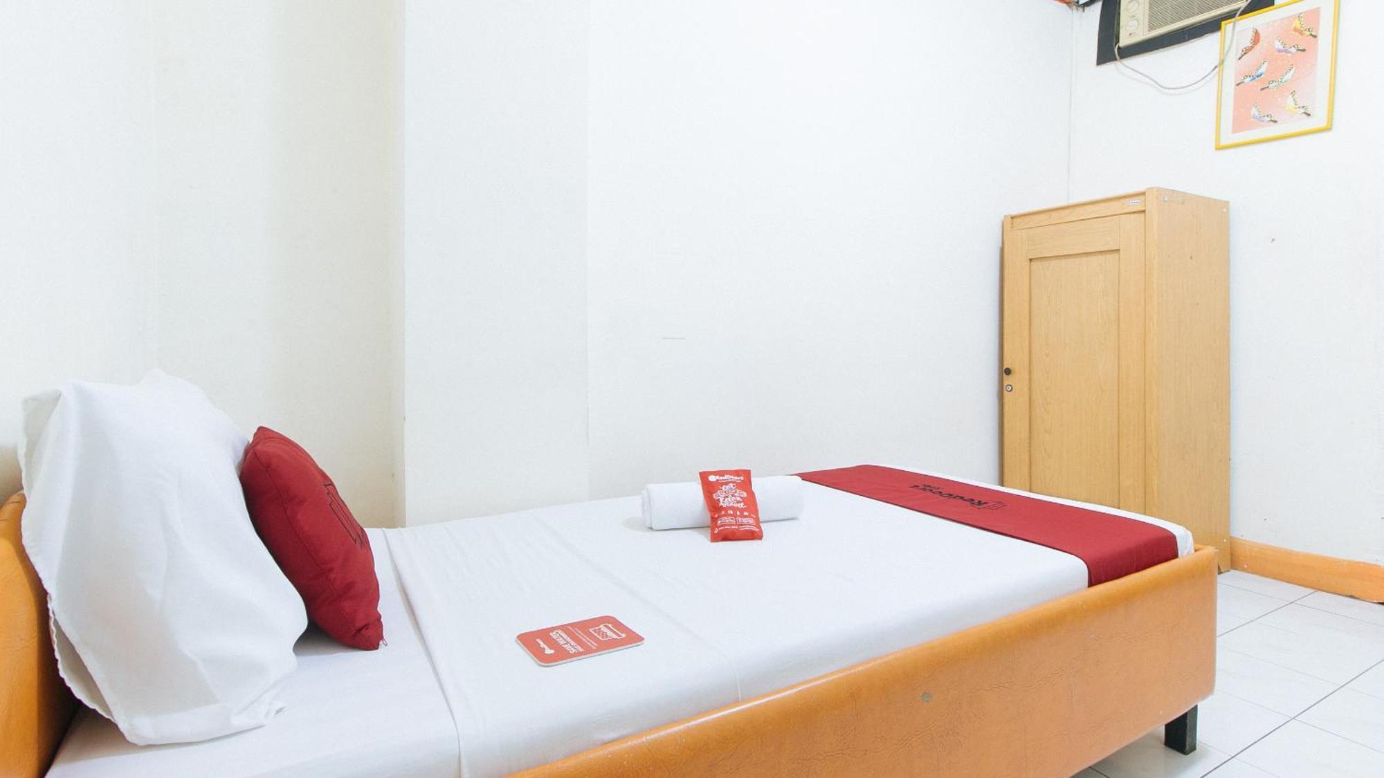 Отель Reddoorz Near East Avenue Medical Center Кесон-Сити Экстерьер фото