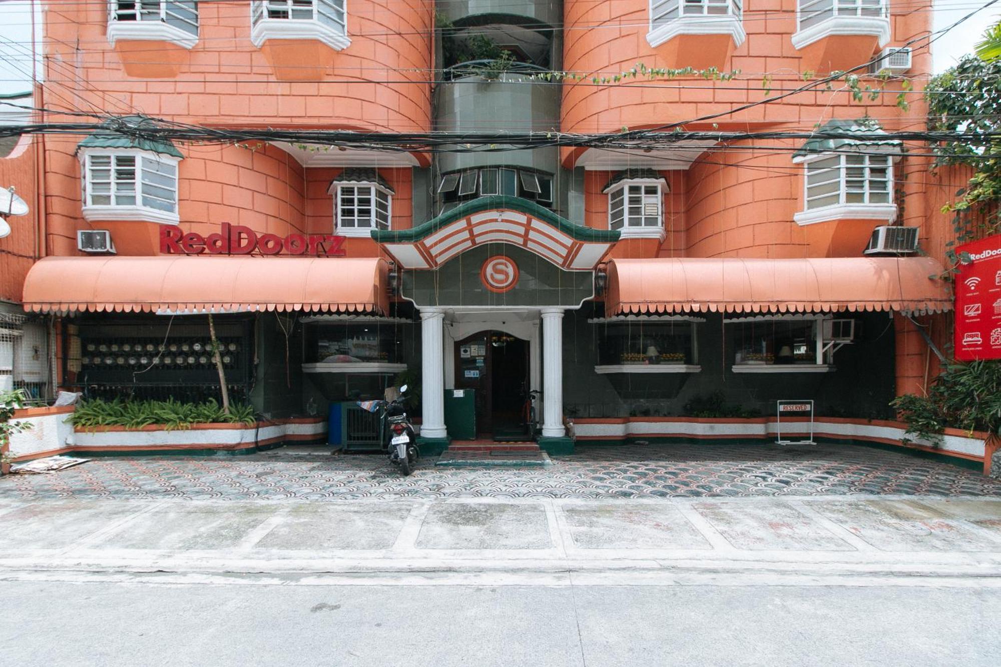 Отель Reddoorz Near East Avenue Medical Center Кесон-Сити Экстерьер фото