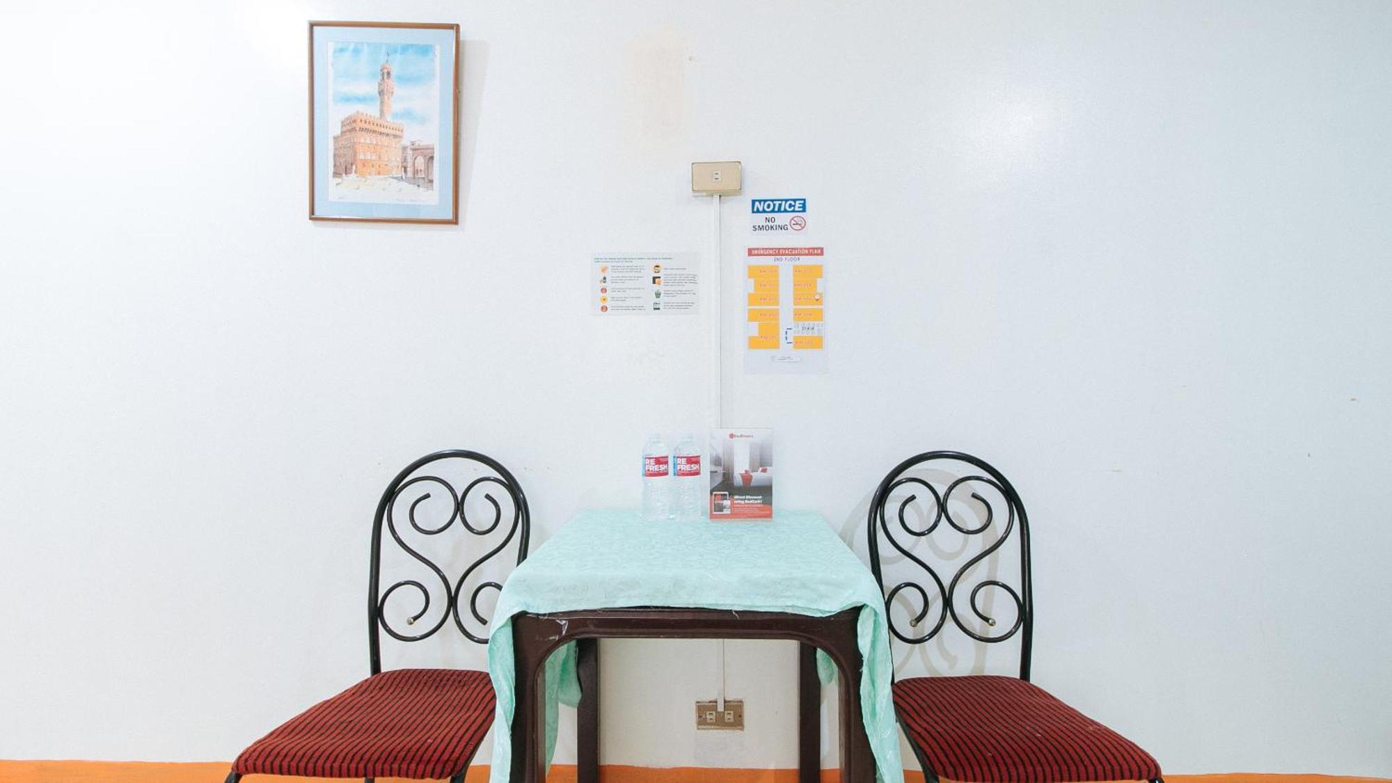 Отель Reddoorz Near East Avenue Medical Center Кесон-Сити Экстерьер фото